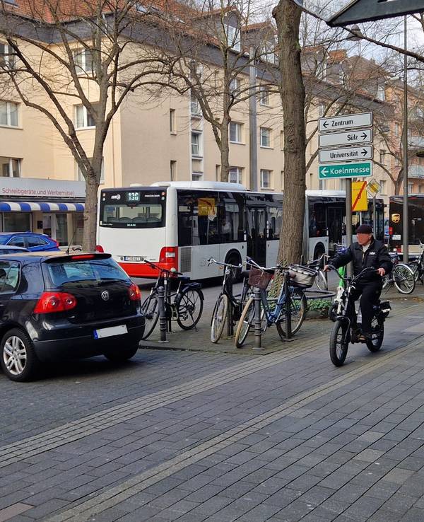 Ein Bus der Linie 136 auf der Dürener Straße in Lindenthal auf seiner Ausweichroute.