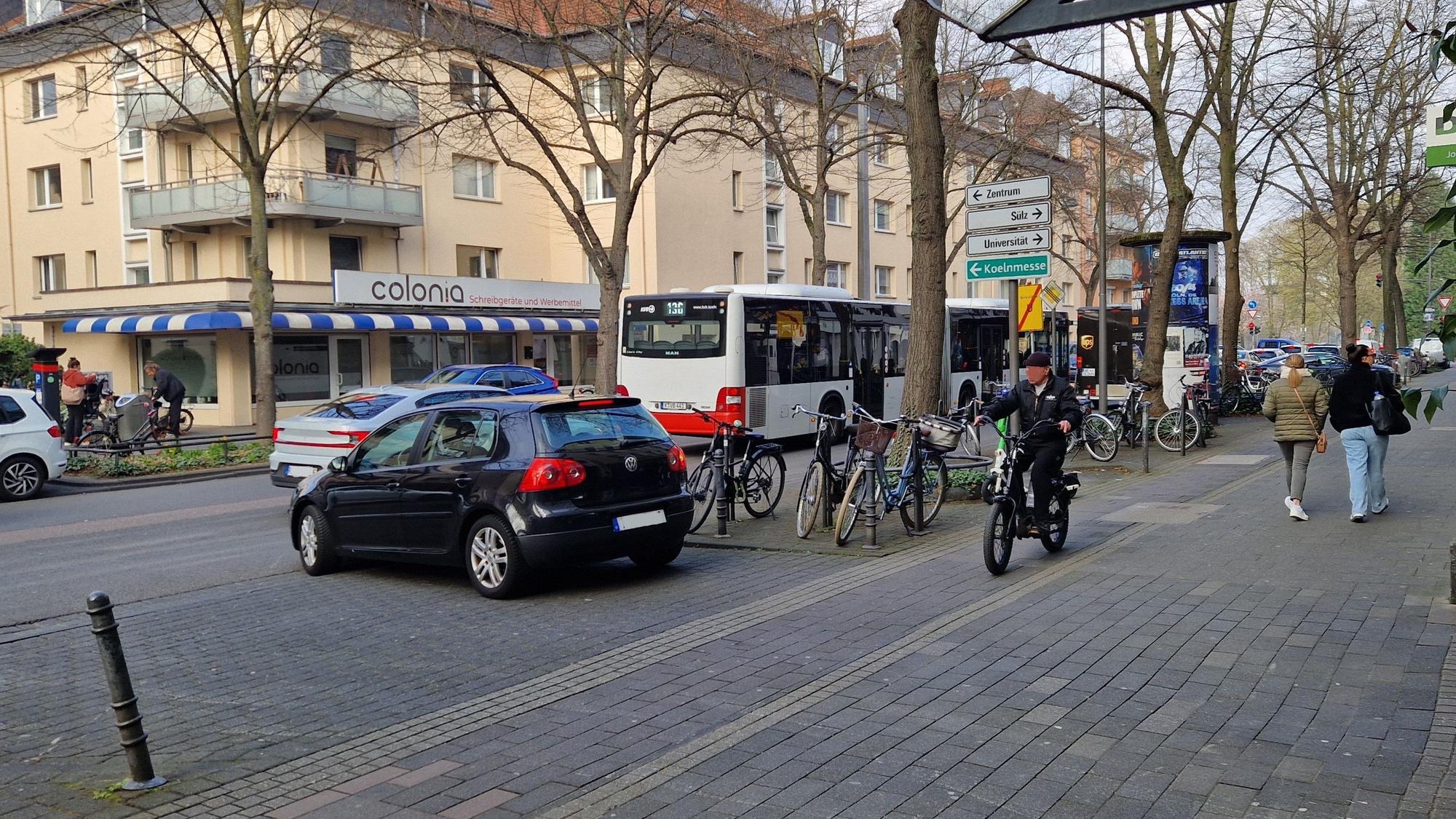 Ein Bus der Linie 136 auf der Dürener Straße in Lindenthal auf seiner Ausweichroute.
