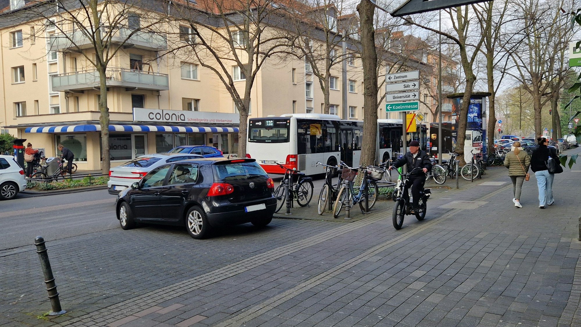 Ein Bus der Linie 136 auf der Dürener Straße in Lindenthal auf seiner Ausweichroute.