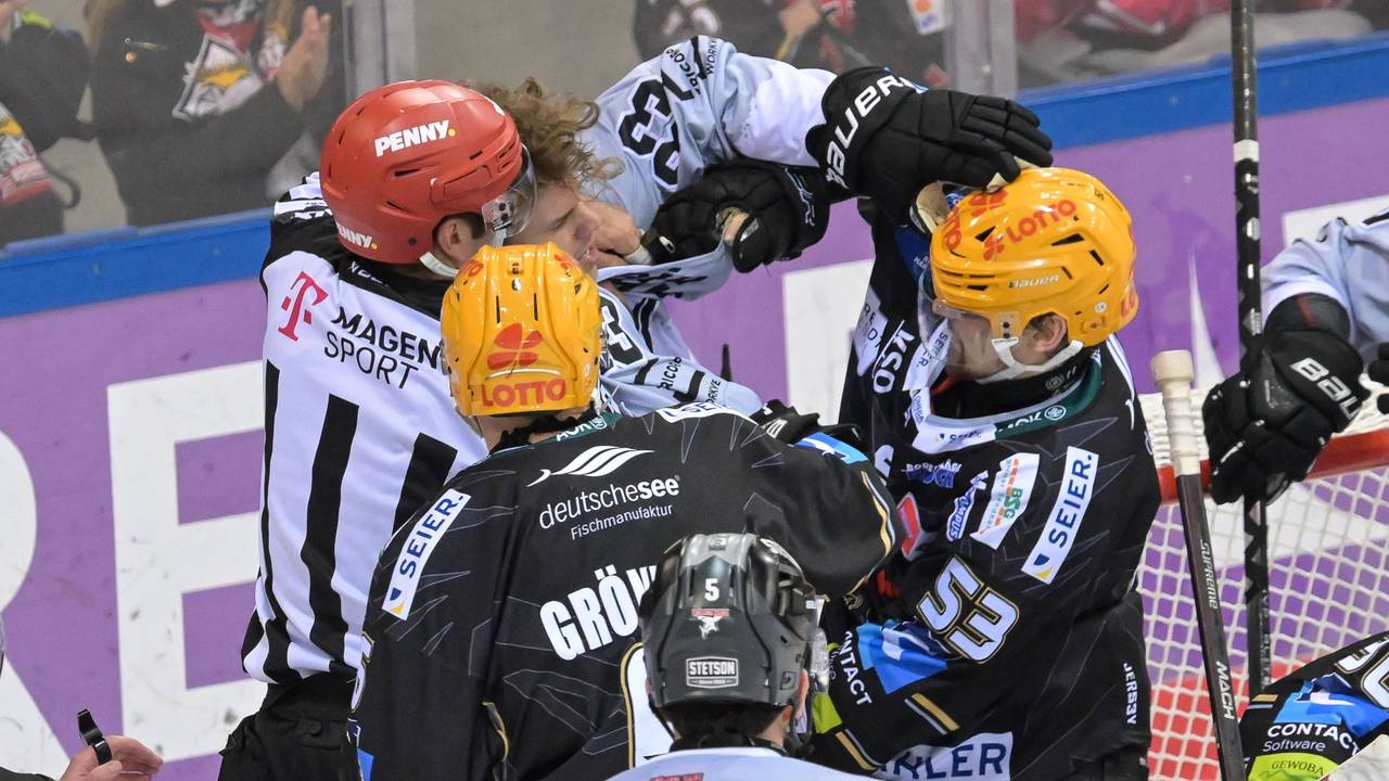 Tim Wohlgemuth und Maxim Rausch versuchen sich gegenseitig zu schlagen.