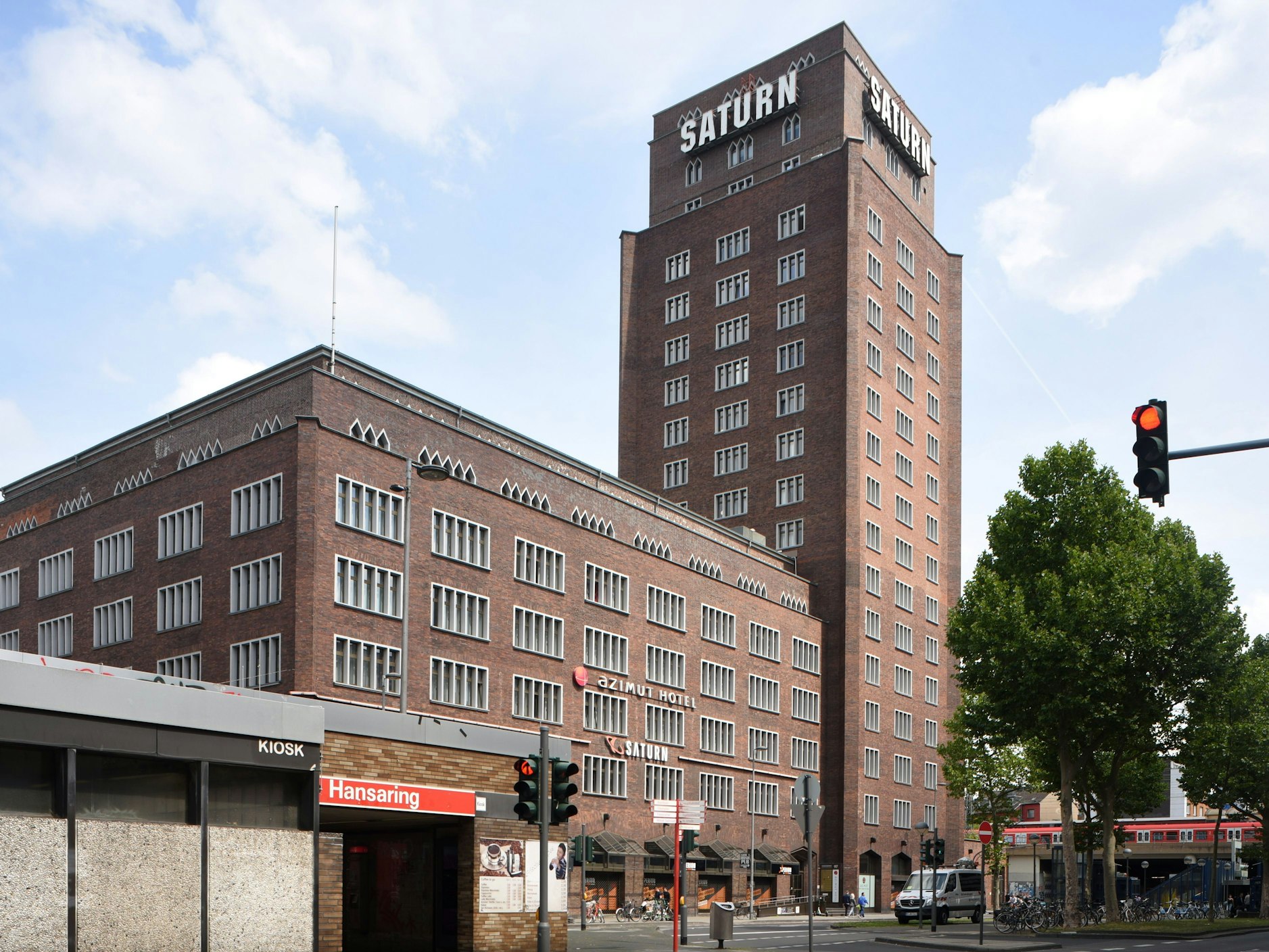 Das Saturn-Hochhaus am Hansaring am 22. Juli 2020