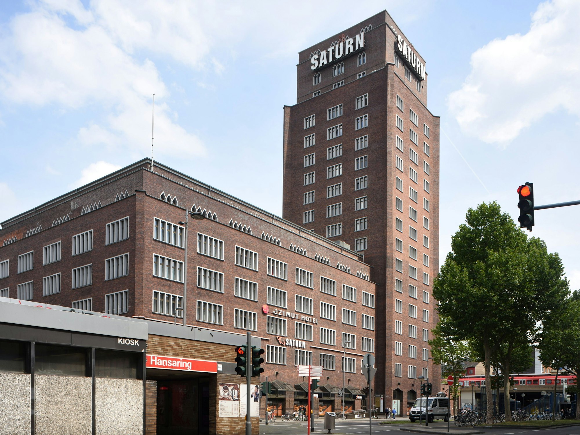 Das Saturn-Hochhaus am Hansaring am 22. Juli 2020