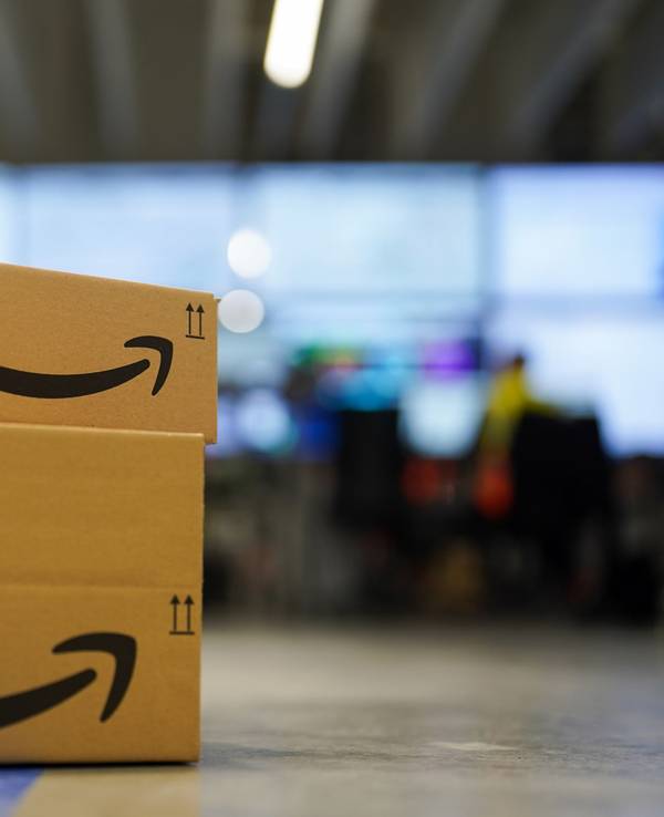 Amazon-Boxen stehen m Fulfillment-Zentrum des Unternehmens in Sutton Coldfield.