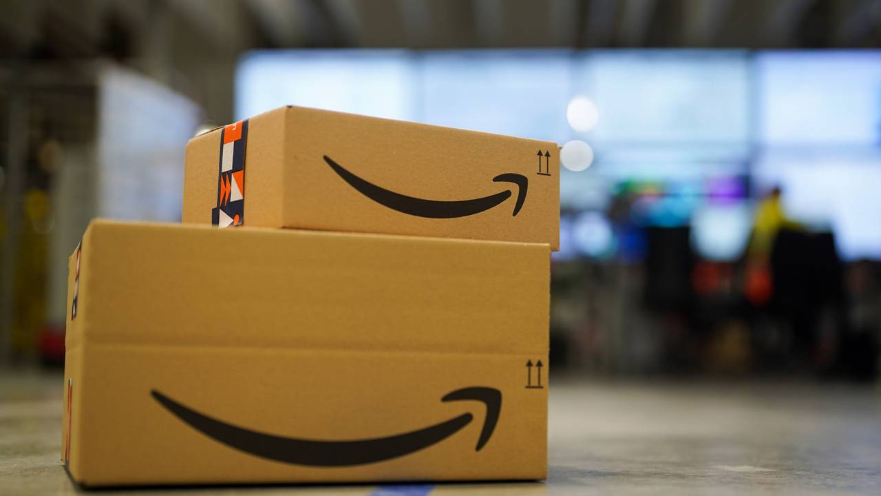 Amazon-Boxen stehen m Fulfillment-Zentrum des Unternehmens in Sutton Coldfield.