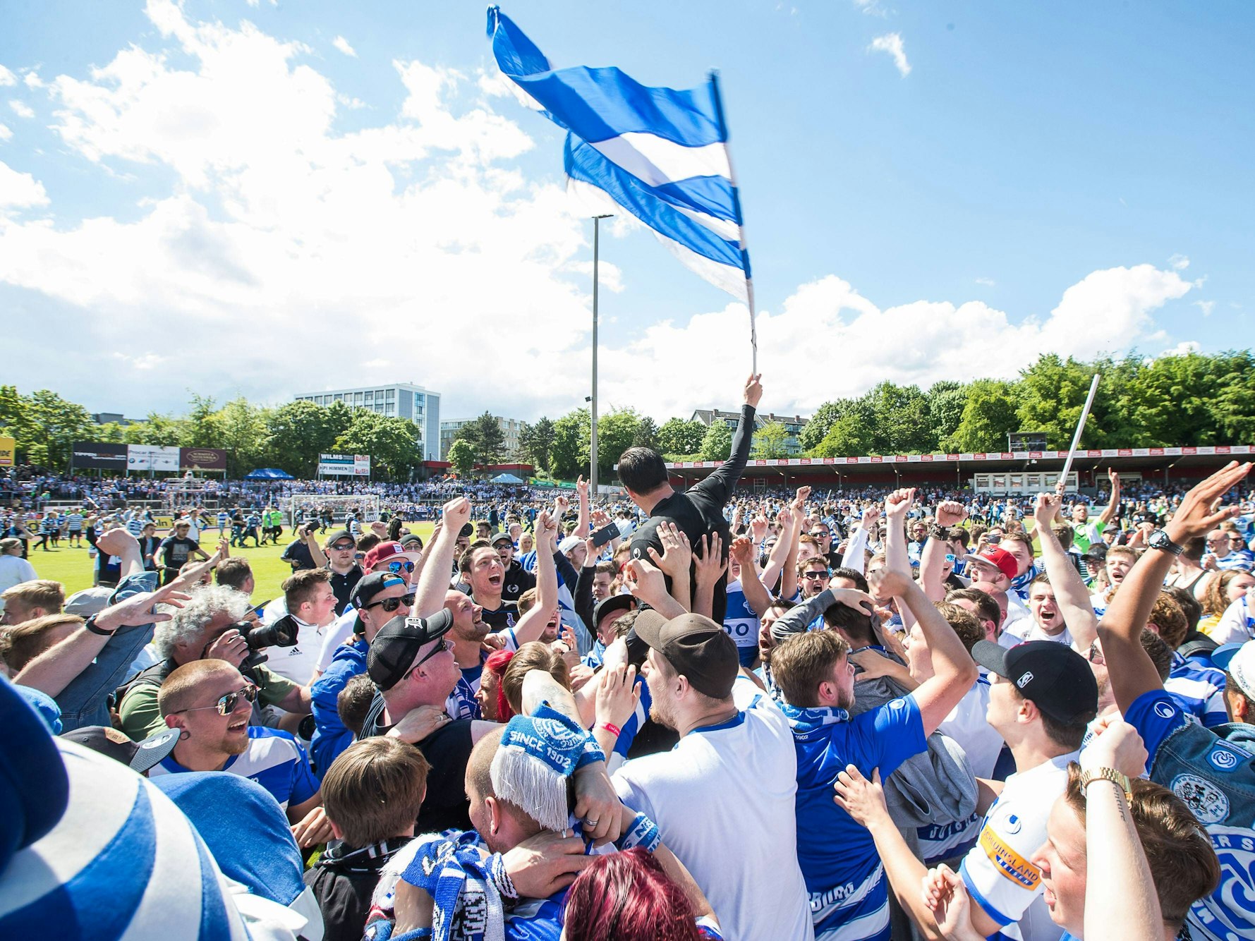 Fans und Mannschaft des MSV Duisburg nach dem 0:3 Sieg beim feiern zum Aufstieg in die zweite Liga.