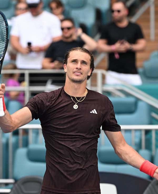Alexander Zverev hält den Schläger in die Luft.