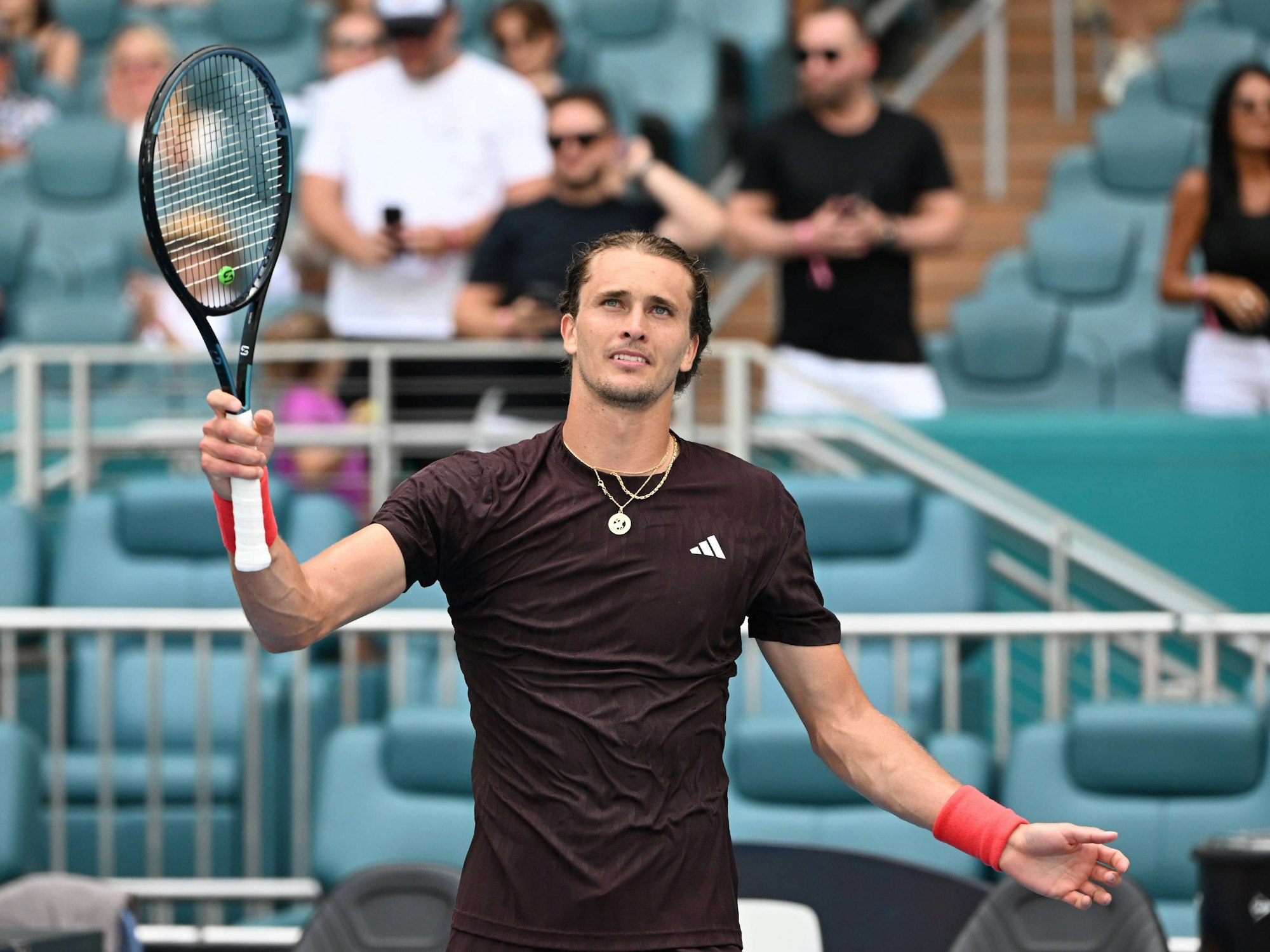 Alexander Zverev hält den Schläger in die Luft.
