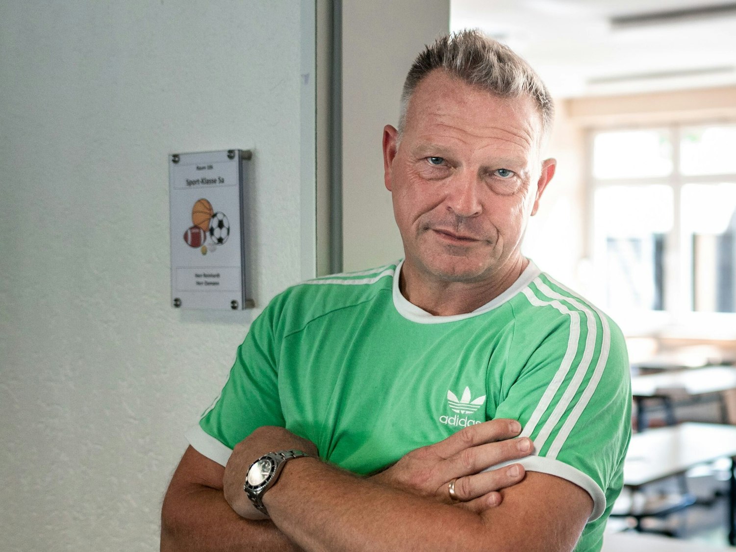 Der langjährige Bundesliga-Profi Knut Reinhardt arbeitet heute als Lehrer an einer Realschule. Hier posiert er vor einem Klassenzimmer.