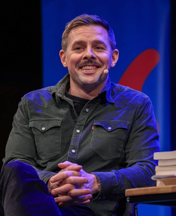 Klaas Heufer-Umlauf, Fernsehmoderator, Schauspieler, Sänger, Entertainer und Fernsehproduzent, spricht im März 2023 auf einer Lesung beim Literaturfestival Lit.Cologne.