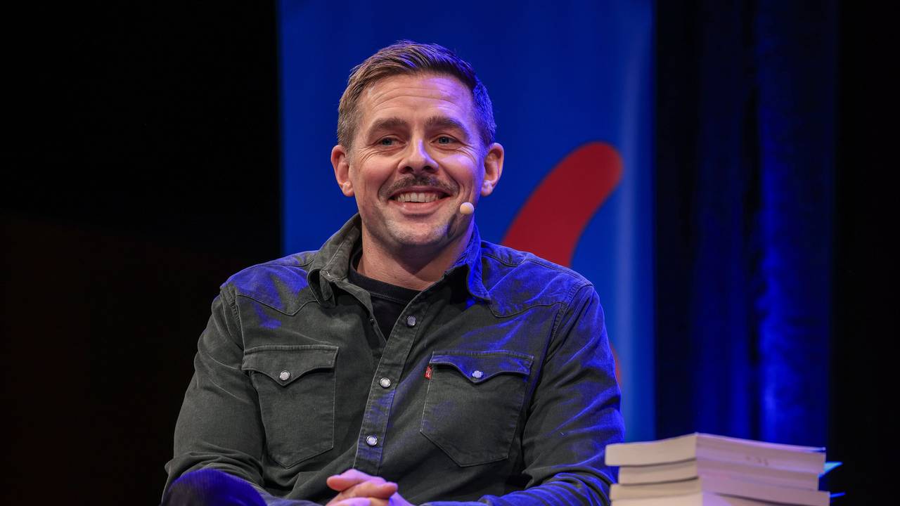 Klaas Heufer-Umlauf, Fernsehmoderator, Schauspieler, Sänger, Entertainer und Fernsehproduzent, spricht im März 2023 auf einer Lesung beim Literaturfestival Lit.Cologne.