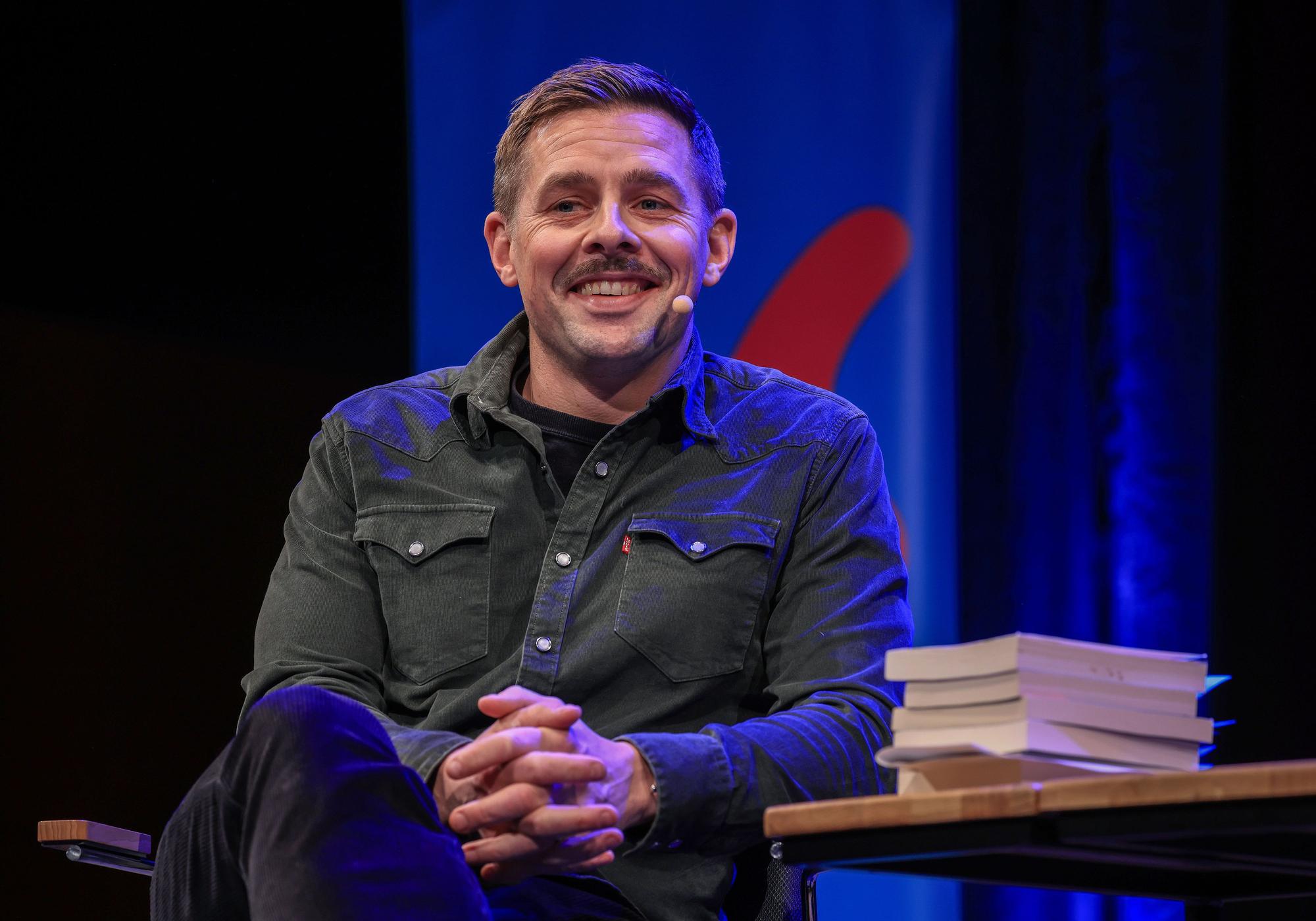 Klaas Heufer-Umlauf, Fernsehmoderator, Schauspieler, Sänger, Entertainer und Fernsehproduzent, spricht im März 2023 auf einer Lesung beim Literaturfestival Lit.Cologne.