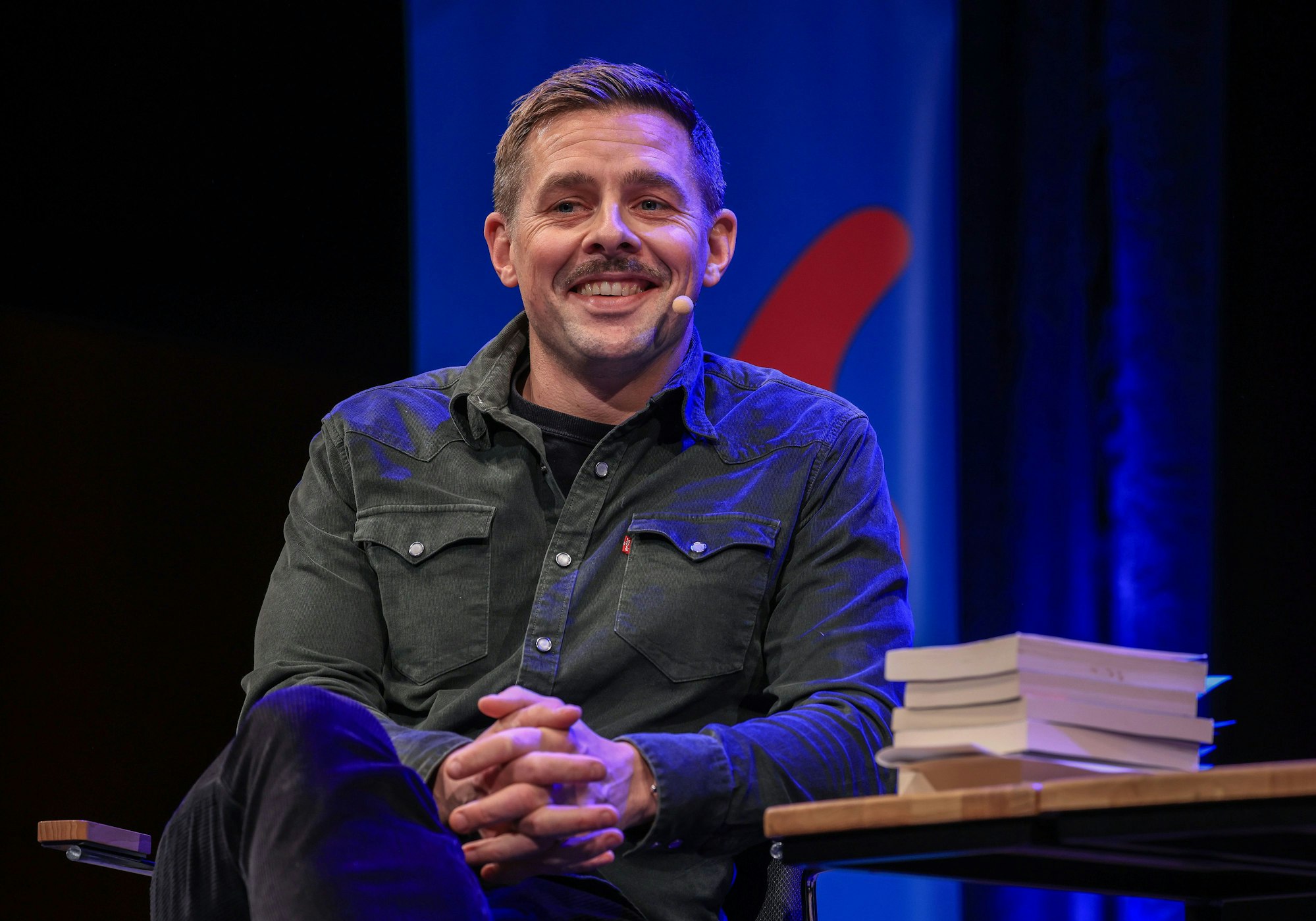 Klaas Heufer-Umlauf, Fernsehmoderator, Schauspieler, Sänger, Entertainer und Fernsehproduzent, spricht im März 2023 auf einer Lesung beim Literaturfestival Lit.Cologne.