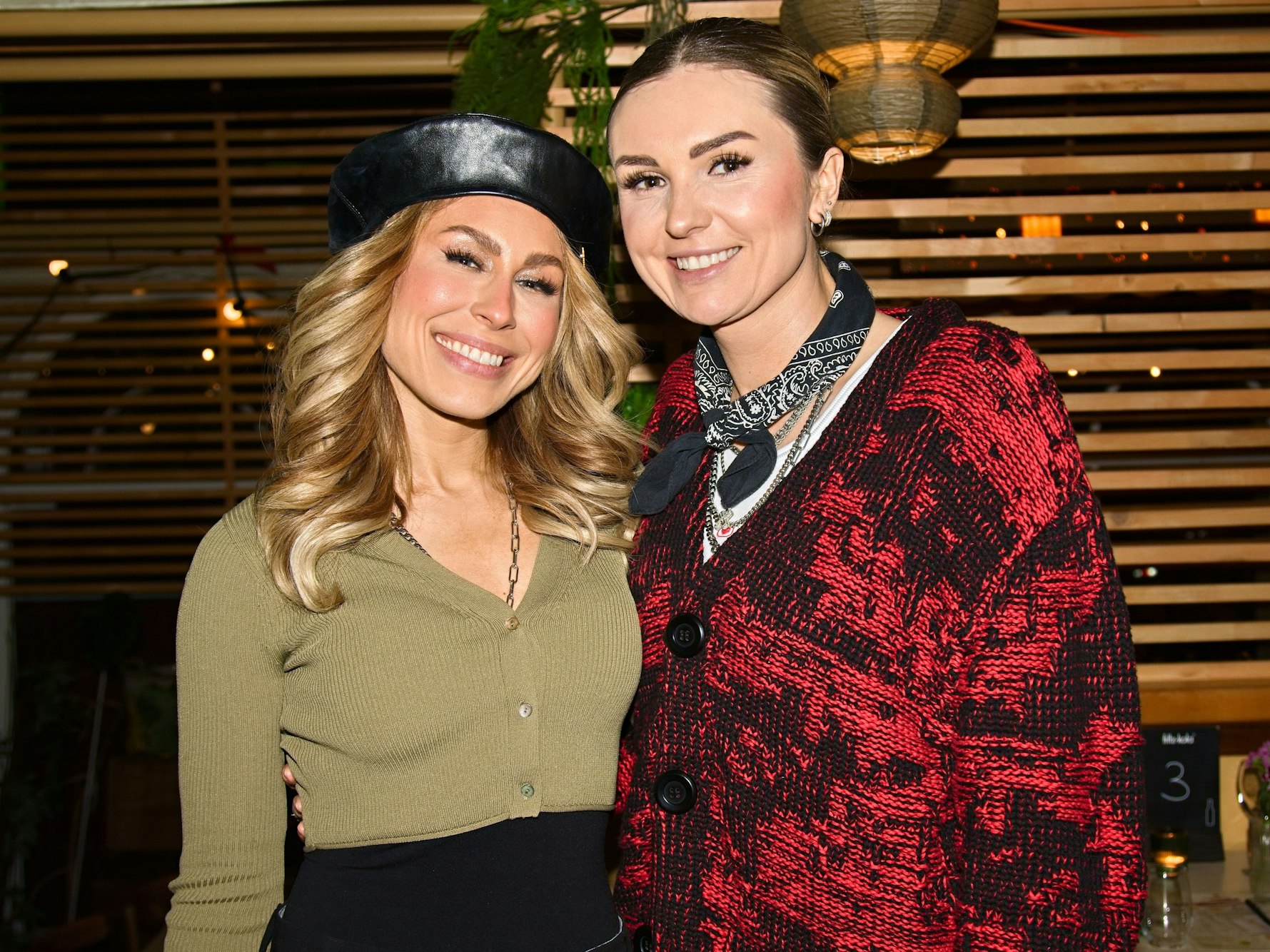 Sängerin Linda Teodosiu mit ihrer Freundin Xandra.