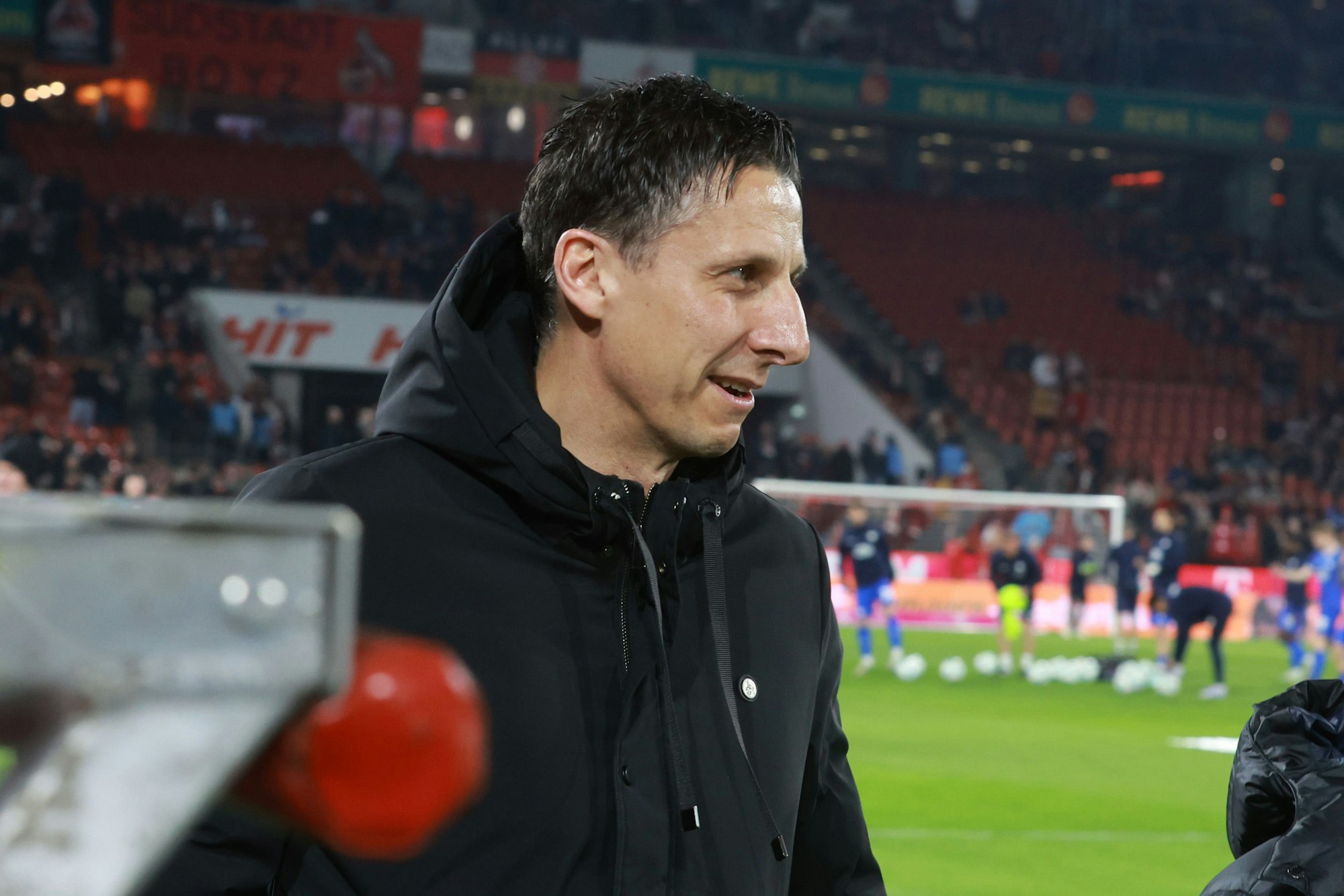 Christian Keller kommt auf den Rasen.