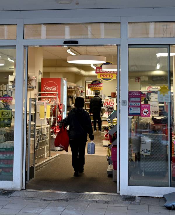 Eine Frau geht in eine Filiale des Haushaltswaren-Discounters Kodi.
