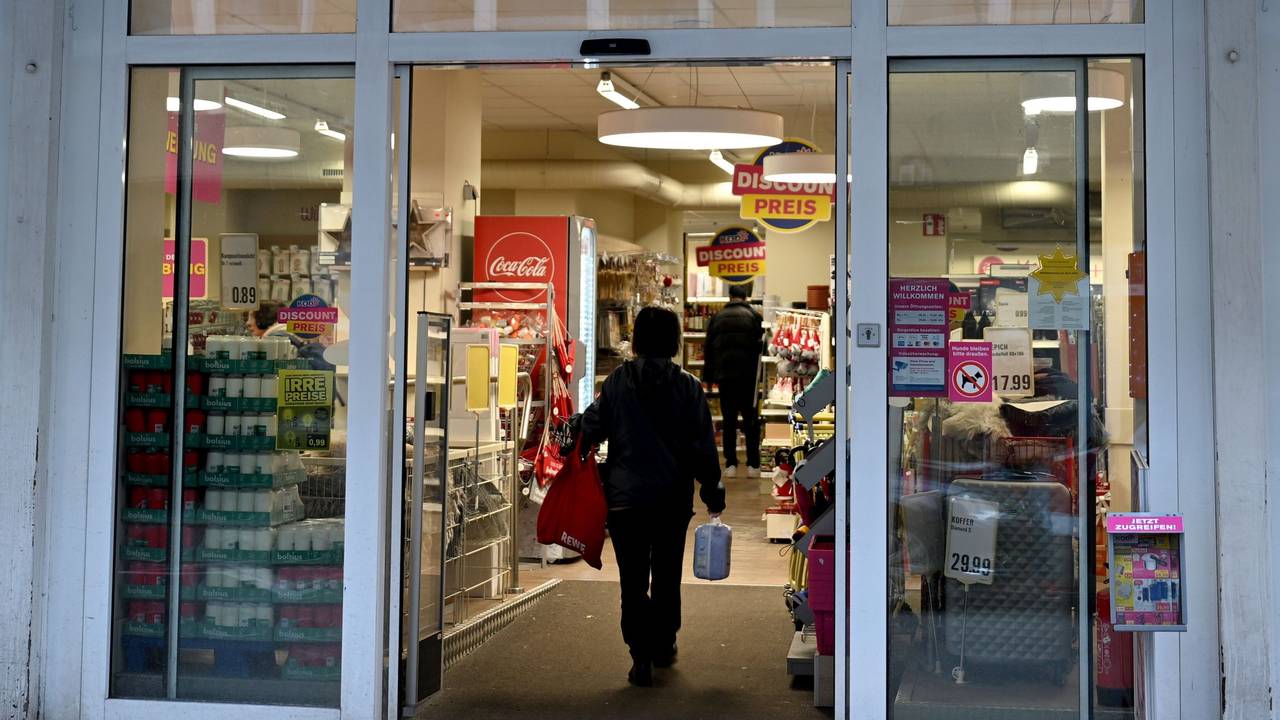 Eine Frau geht in eine Filiale des Haushaltswaren-Discounters Kodi.