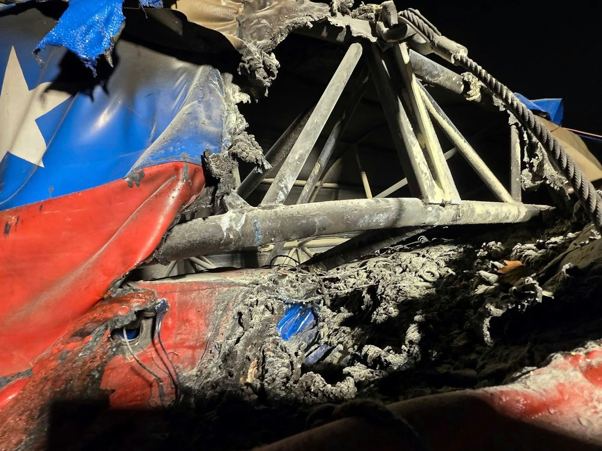 Ein angebrannten Zirkuszelt.