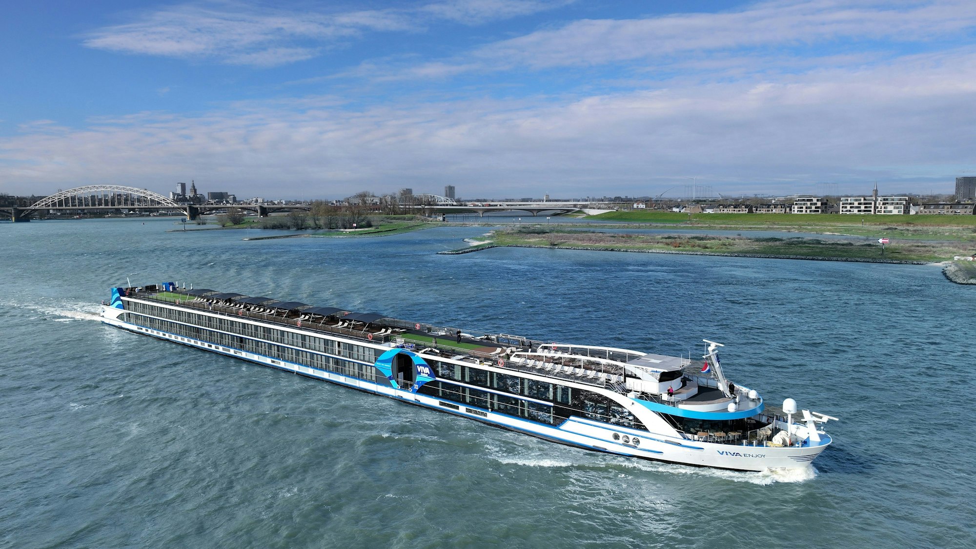 Die Viva Enjoy auf dem Rhein.