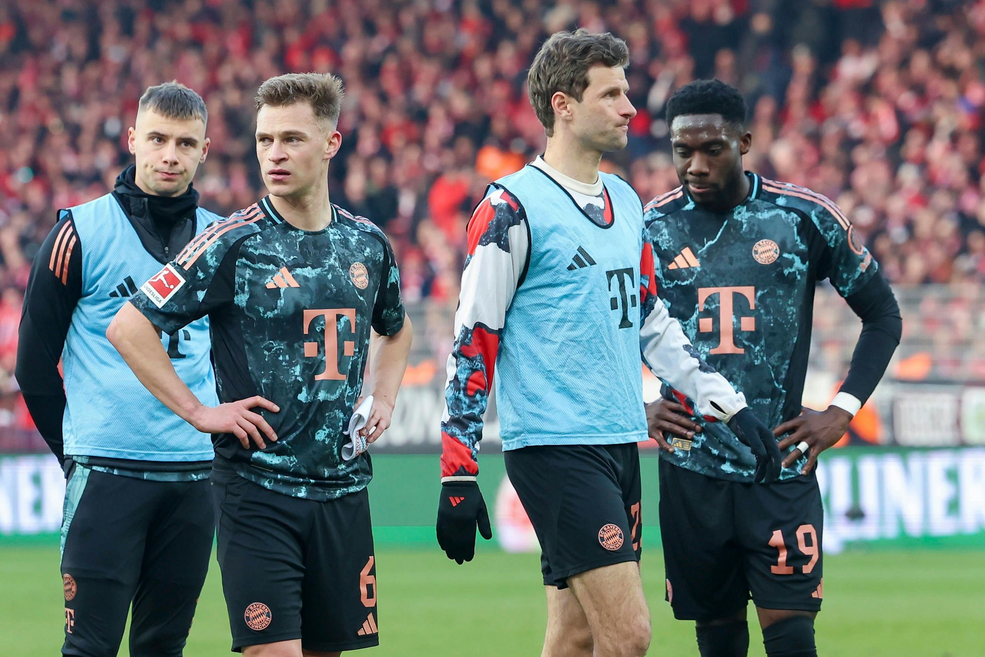 Enttäuschung bei Joshua Kimmich, Thomas Müller und Alphonso Davies.