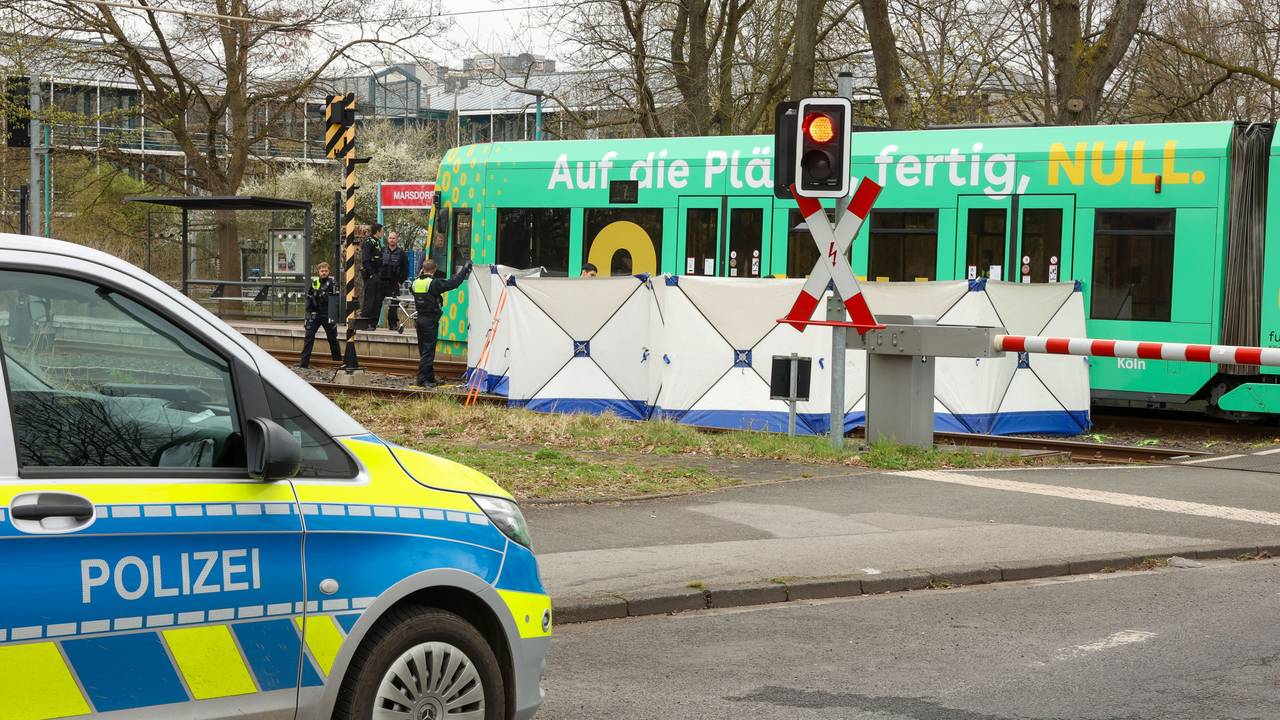 Vor einer stehenden Straßenbahn ist ein Sichtschutz aufgebaut.