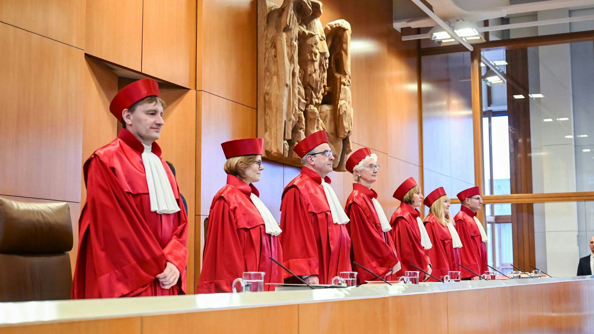 Der Zweite Senat des Bundesverfassungsgerichts, (l-r), Thomas Offenloch, Astrid Wallrabenstein, Ulrich Maidowski, Doris König (Vorsitzende), Christine Langenfeld, Rhona Fetzer und Peter Frank (hier im Dezember 2025) eröffnet eine mündliche Verhandlung.