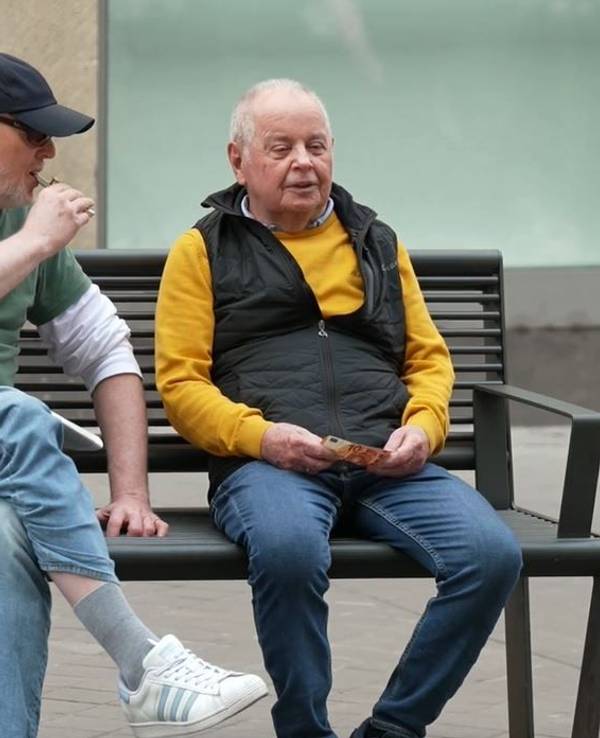 Stefan Raab sitzt mit Jupp aus Bensberg auf einer Kölner Parkbank.