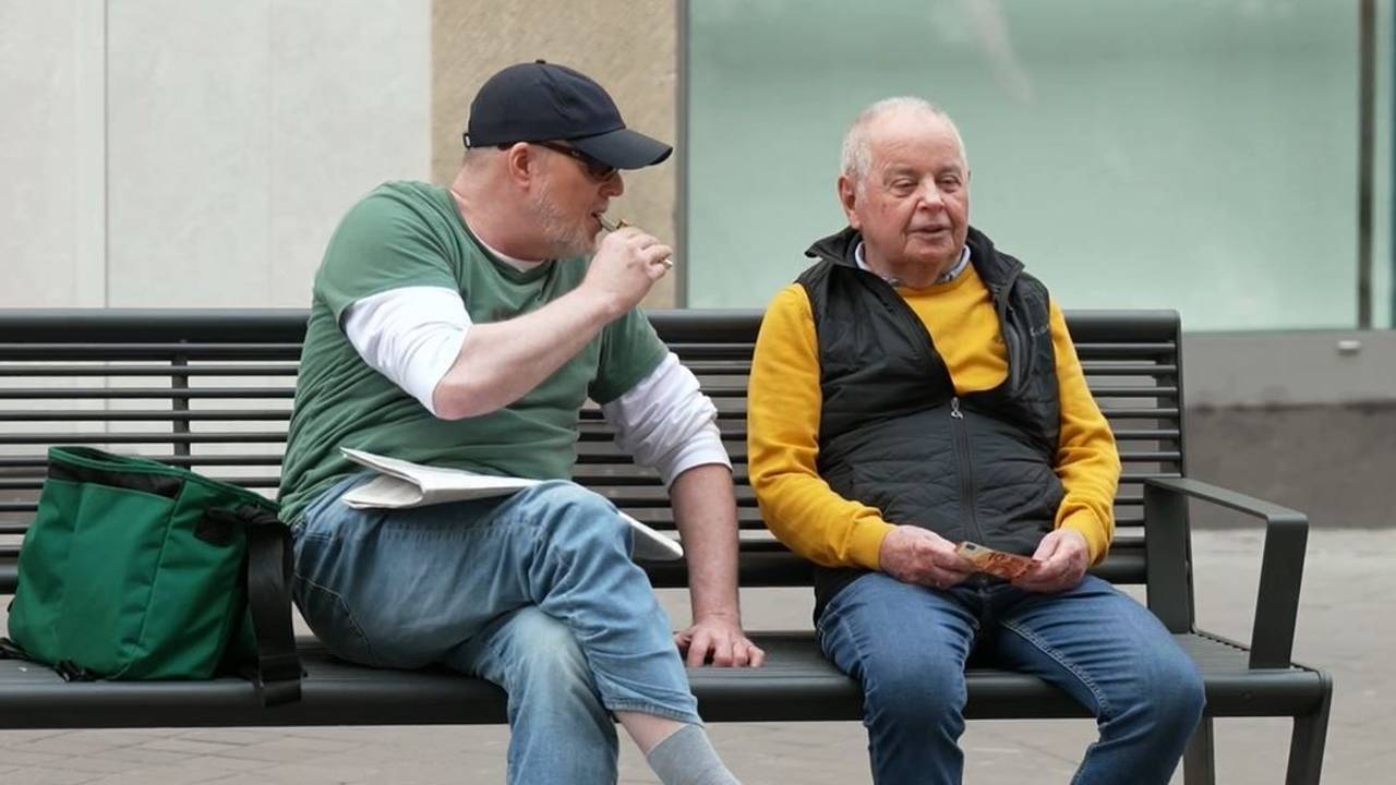 Stefan Raab sitzt mit Jupp aus Bensberg auf einer Kölner Parkbank.