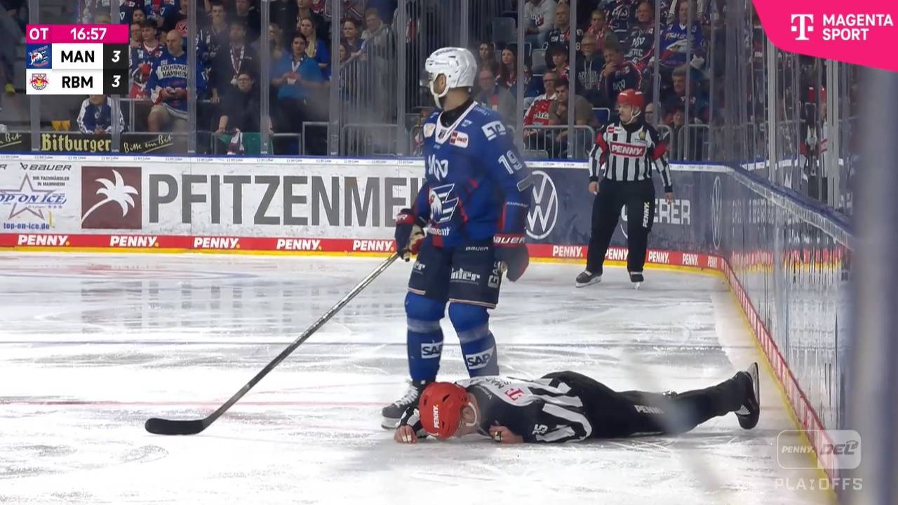 Der Linesman liegt nach einem Check auf dem Eis.