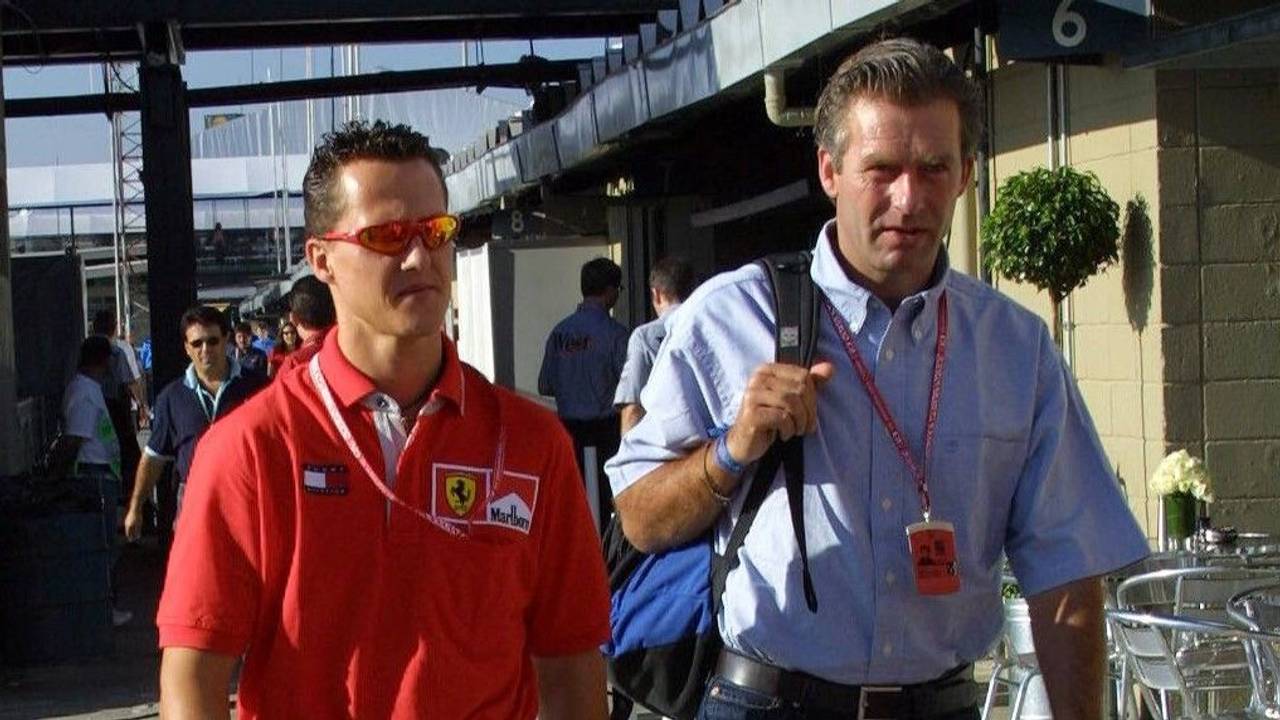 Michael Schumacher und Christian Danner am 1. April 2001 beim Brasilien-Rennen der Formel 1 im Fahrerlager.