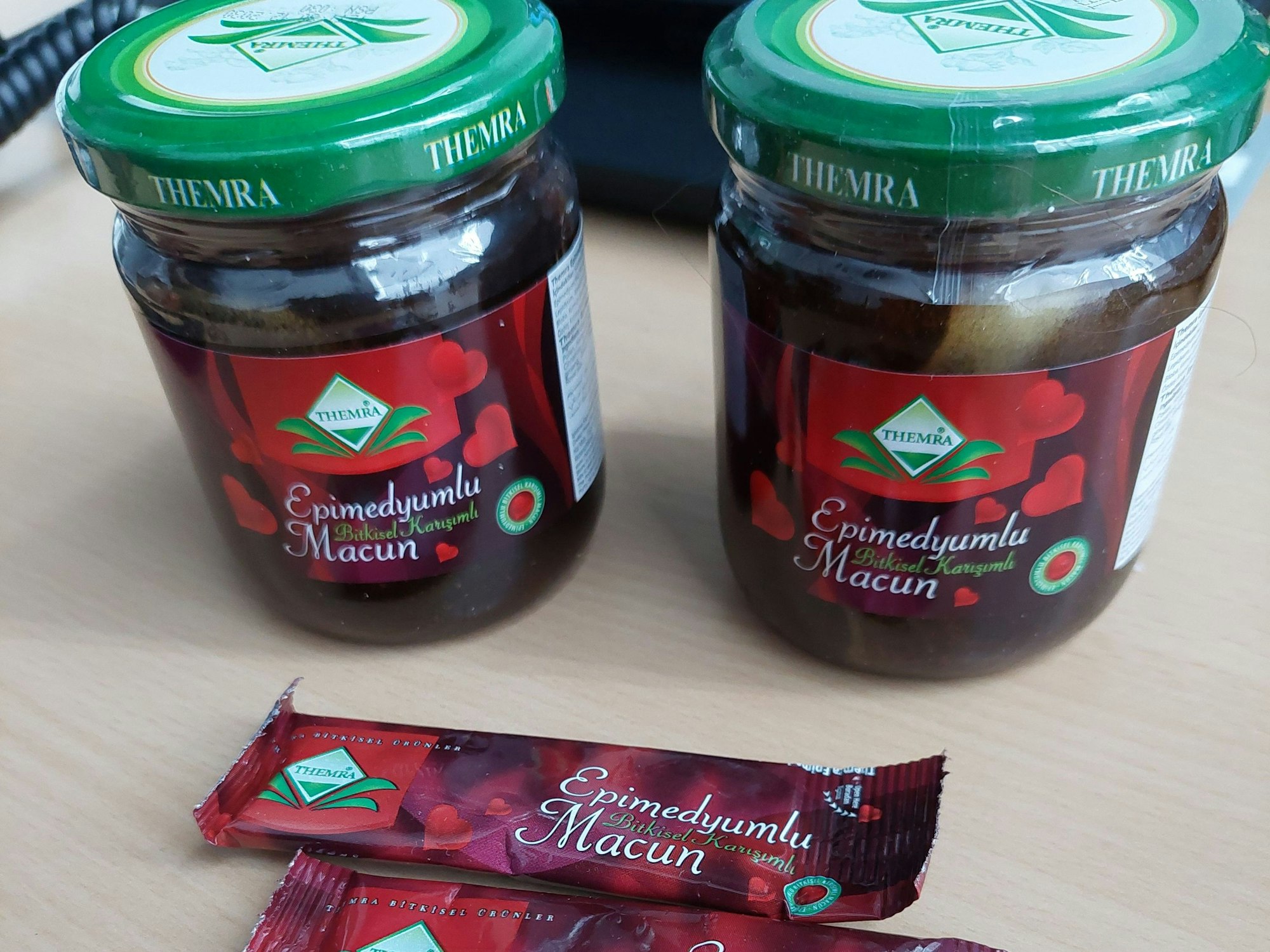 Eine Seniorin wollte Potenzhonig im großen Stil schmuggeln. Am Flughafen Köln/Bonn wurde sie erwischt.