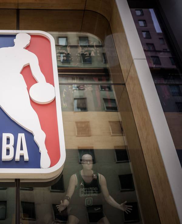 Das Logo der US-Basketballliga NBA an einem NBA Fanshop, aufgenommen in Manhattan.
