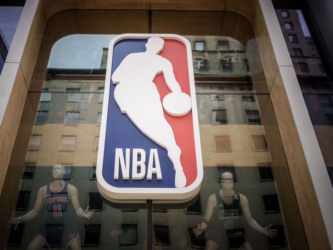 Das Logo der US-Basketballliga NBA an einem NBA Fanshop, aufgenommen in Manhattan.