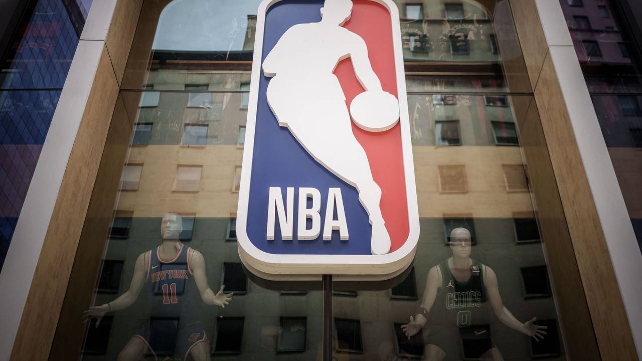 Das Logo der US-Basketballliga NBA an einem NBA Fanshop, aufgenommen in Manhattan.