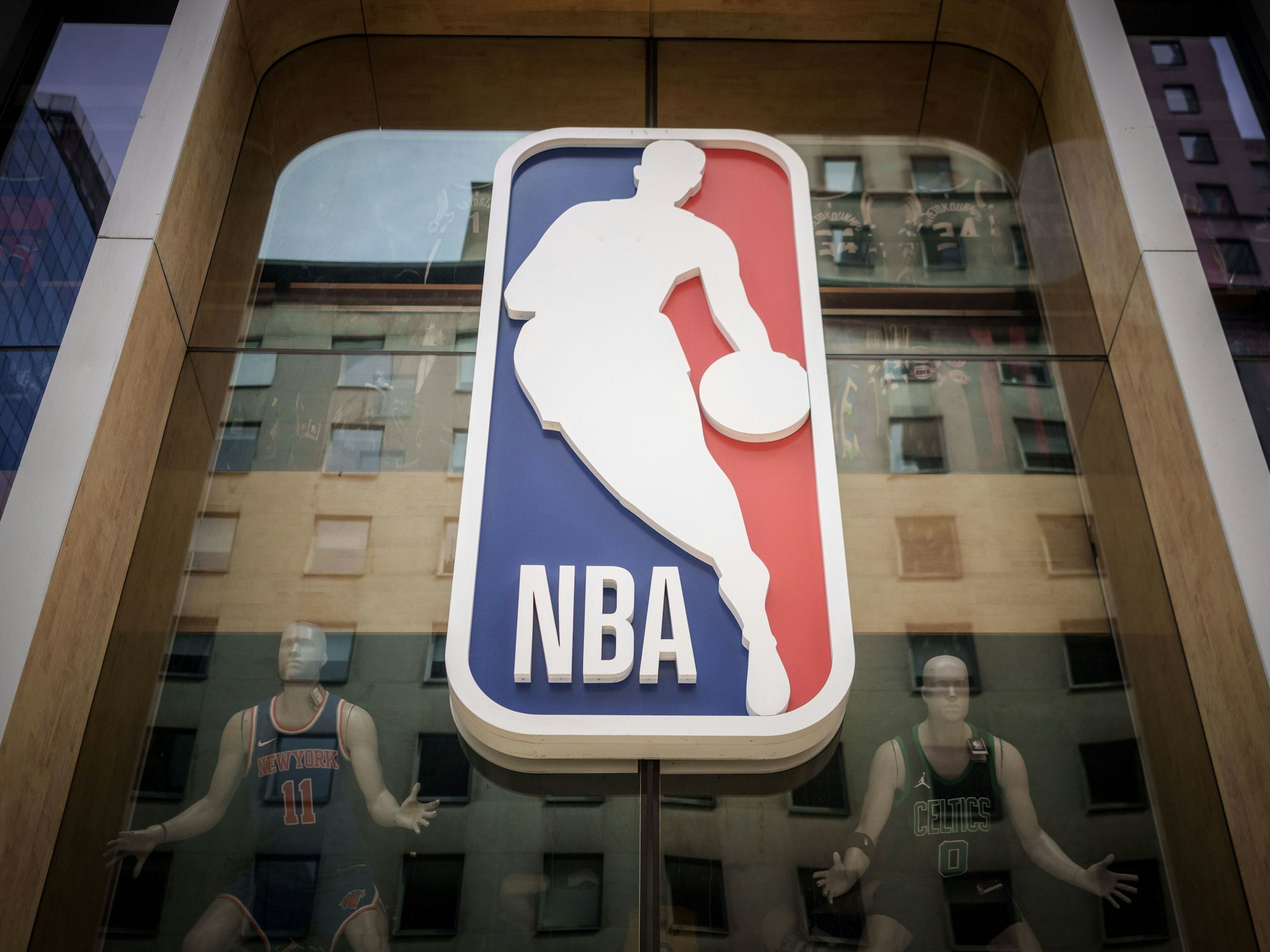 Das Logo der US-Basketballliga NBA an einem NBA Fanshop, aufgenommen in Manhattan.