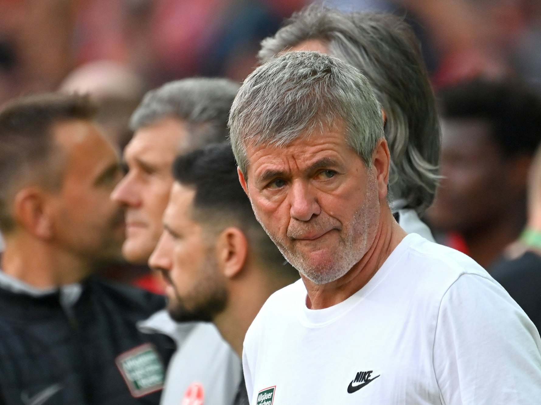 Friedhelm Funkel als Trainer am Spielfeldrand.