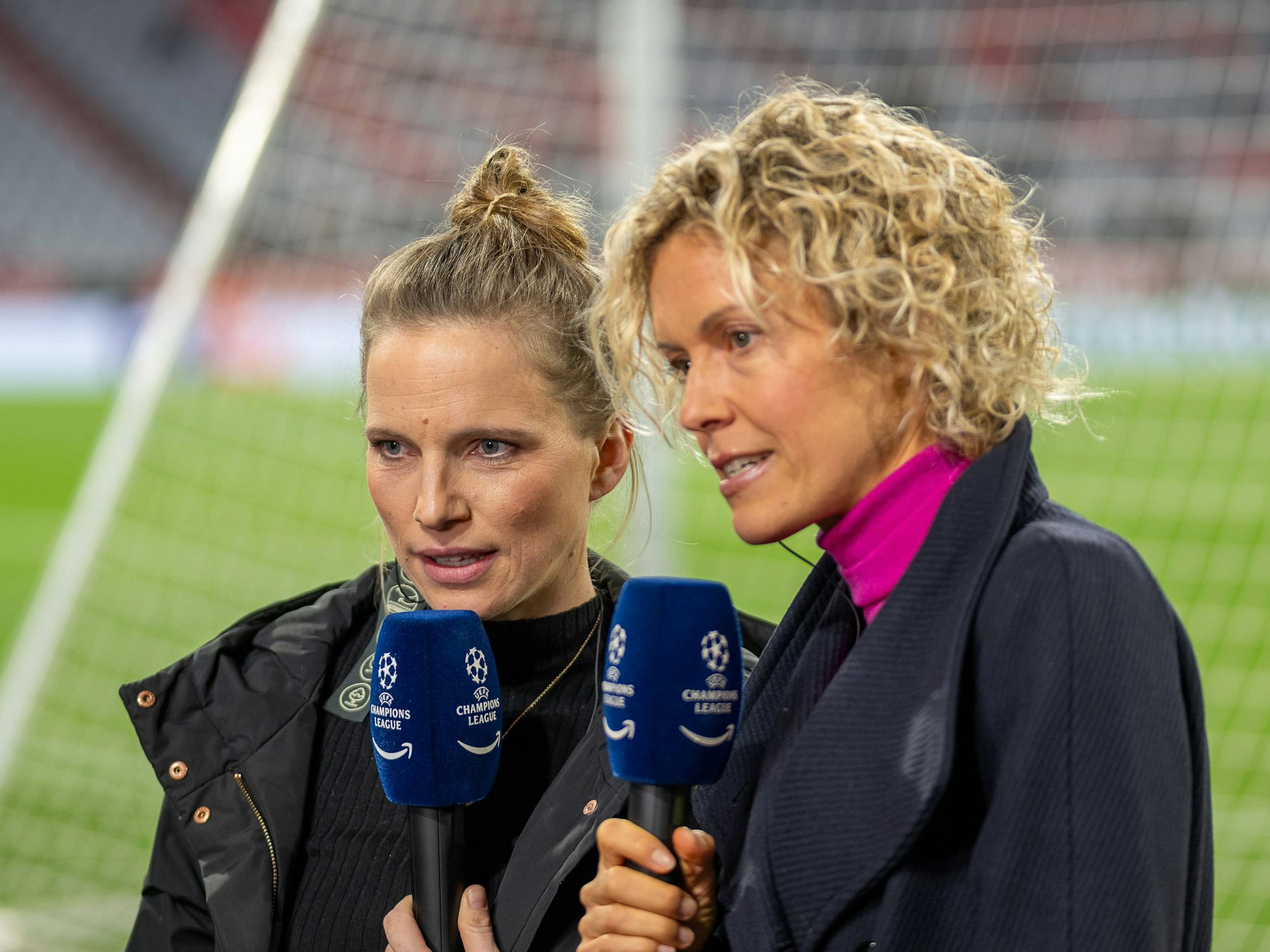 Tabea Kemme und Moderatorin Annika Zimmermann (r.) bei einer TV-Übertragung.