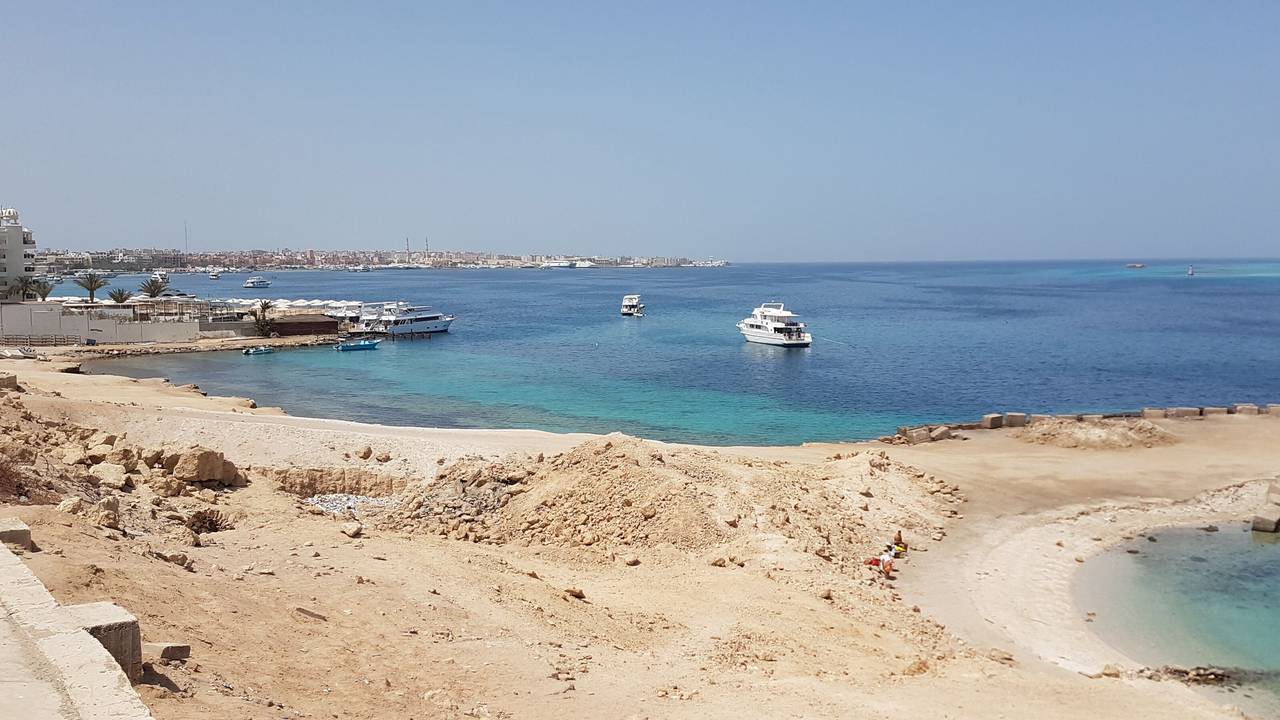 Ein Badestrand im ägyptischen Hurghada.