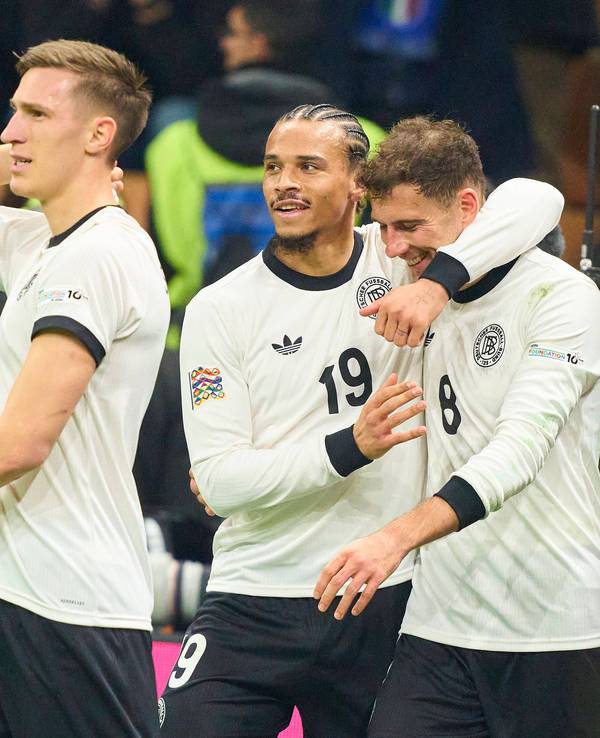 Leroy Sané (M.) und Leon Goretzka (r.) jubeln gemeinsam nach einem Treffer.