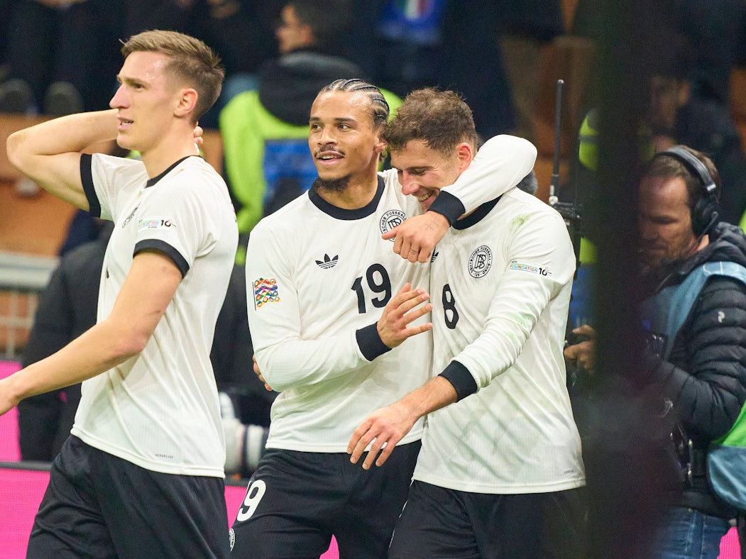 Leroy Sané (M.) und Leon Goretzka (r.) jubeln gemeinsam nach einem Treffer.