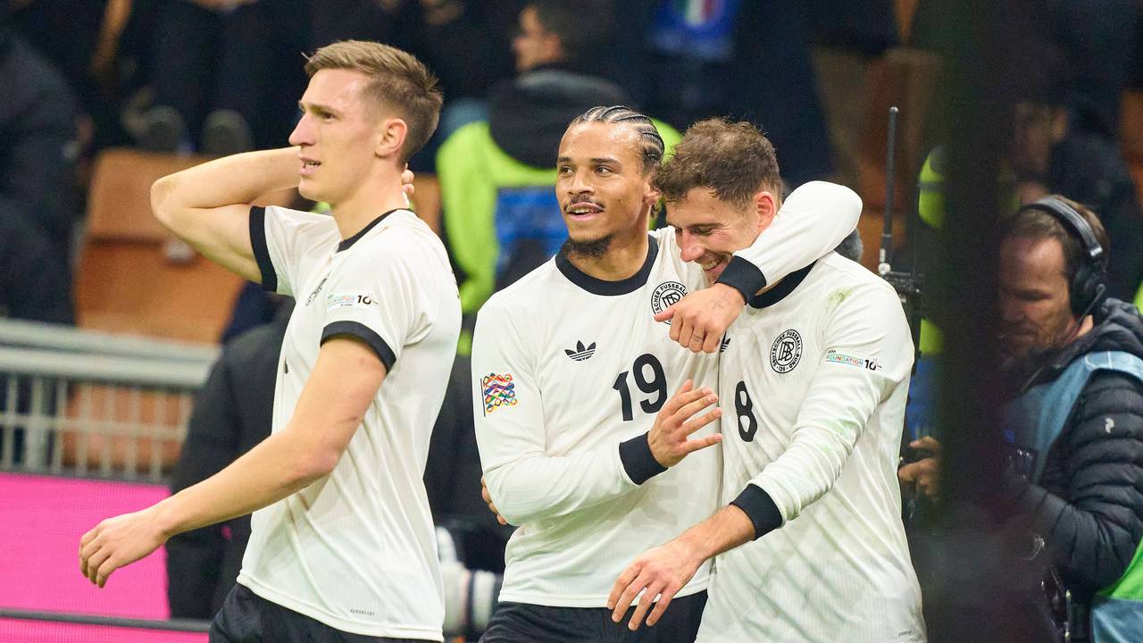 Leroy Sané (M.) und Leon Goretzka (r.) jubeln gemeinsam nach einem Treffer.