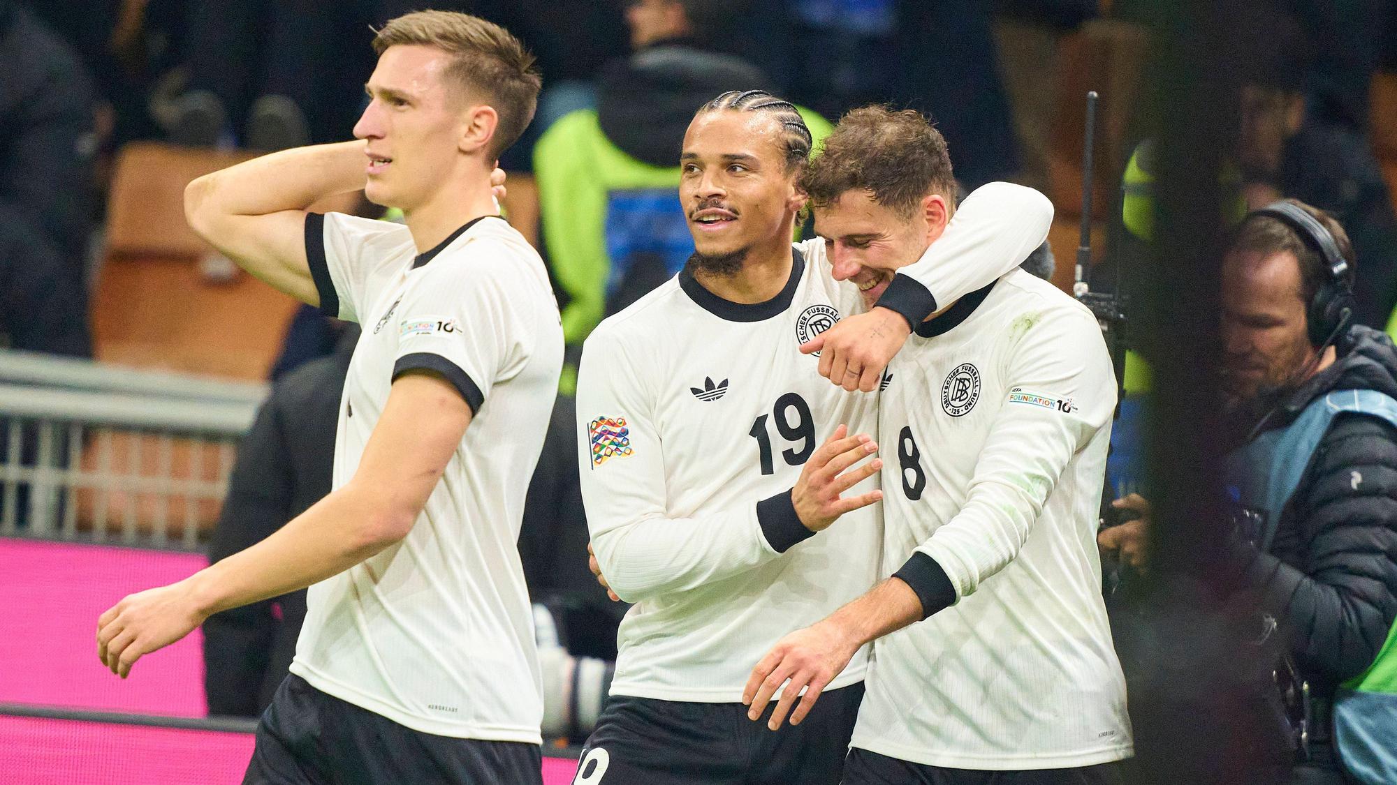 Leroy Sané (M.) und Leon Goretzka (r.) jubeln gemeinsam nach einem Treffer.