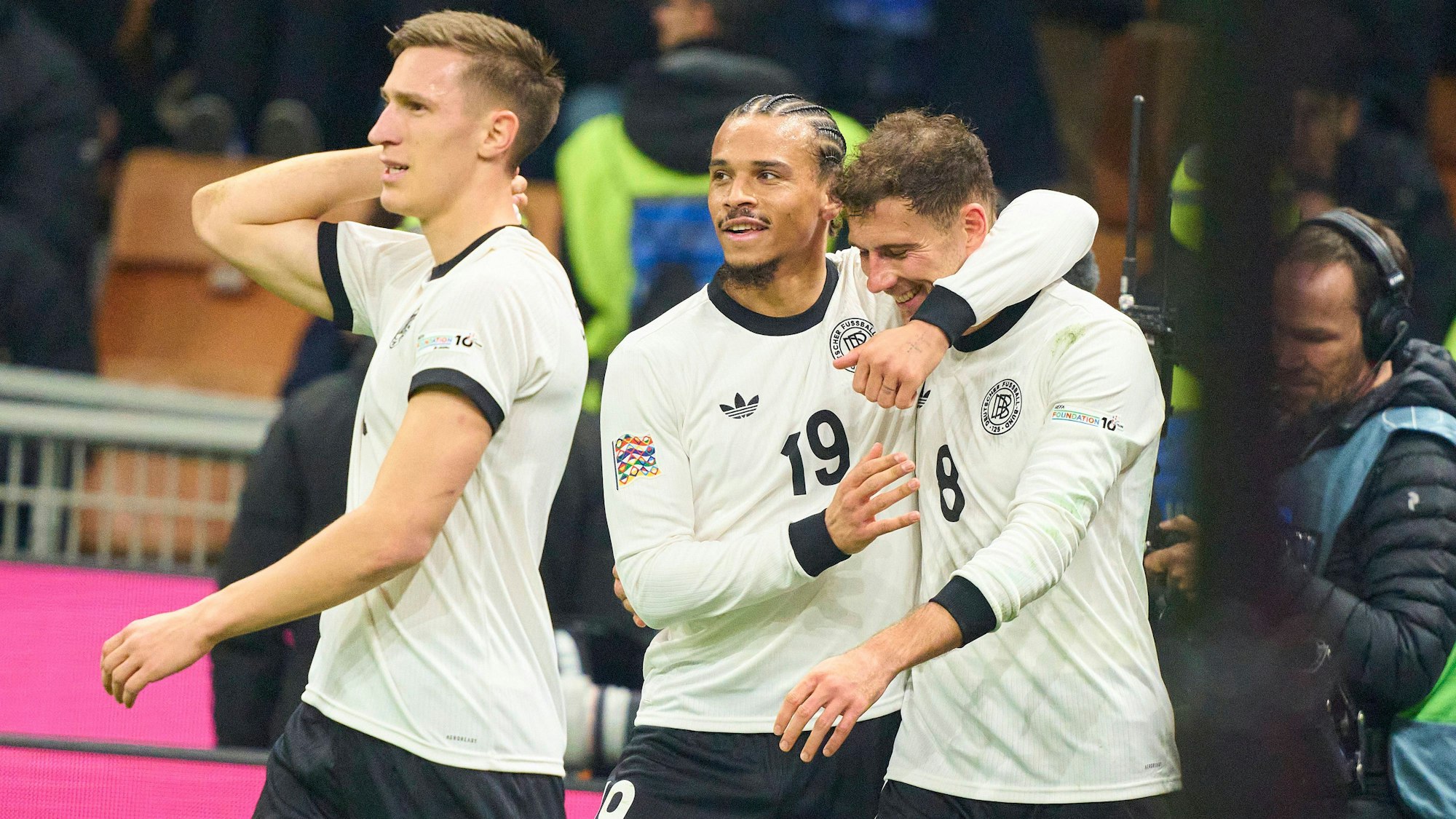 Leroy Sané (M.) und Leon Goretzka (r.) jubeln gemeinsam nach einem Treffer.