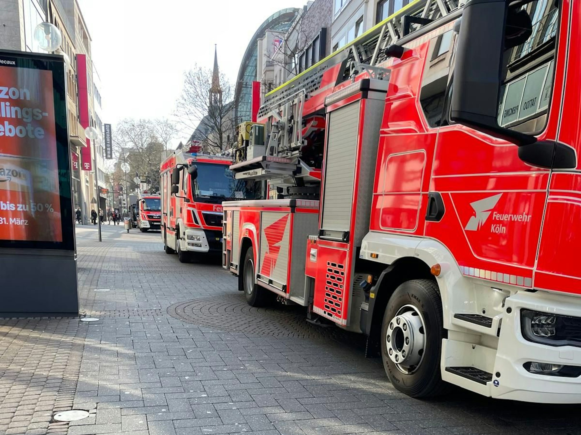 In der Kölner Innenstadt kam es am Donnerstagmorgen (27. März 2025) zu einem Feuerwehreinsatz. Es handelte sich zum Glück nur um einen Fehlalarm.