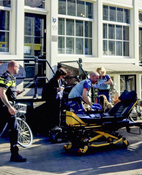 Rettungskräfte kümmern sich um eine verletzte Person: Bei einer Messerattacke im Zentrum von Amsterdam sind nach Polizeiangaben fünf Menschen verletzt worden.