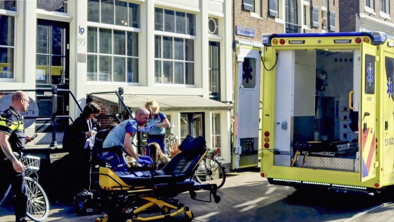 Rettungskräfte kümmern sich um eine verletzte Person: Bei einer Messerattacke im Zentrum von Amsterdam sind nach Polizeiangaben fünf Menschen verletzt worden.