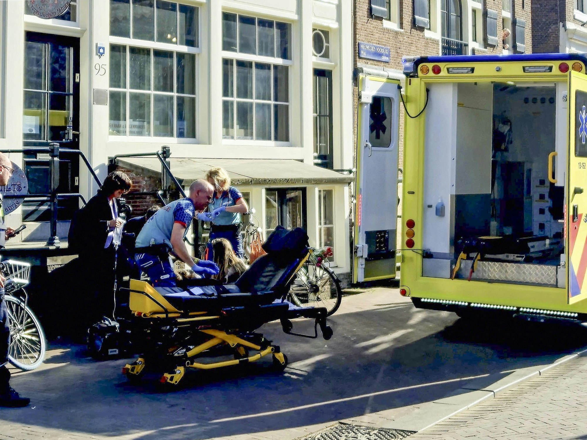 Rettungskräfte kümmern sich um eine verletzte Person: Bei einer Messerattacke im Zentrum von Amsterdam sind nach Polizeiangaben fünf Menschen verletzt worden.