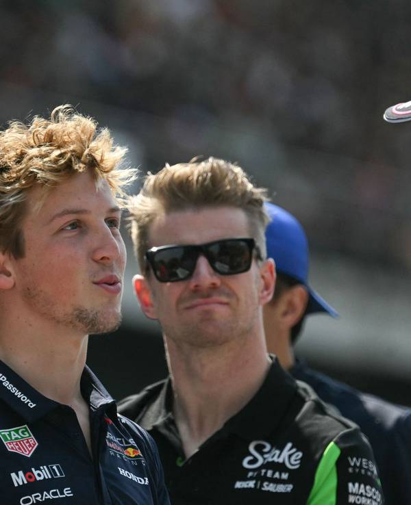Liam Lawson spricht mit Pierre Gasly, im Hintergrund lauscht Nico Hülkenberg.