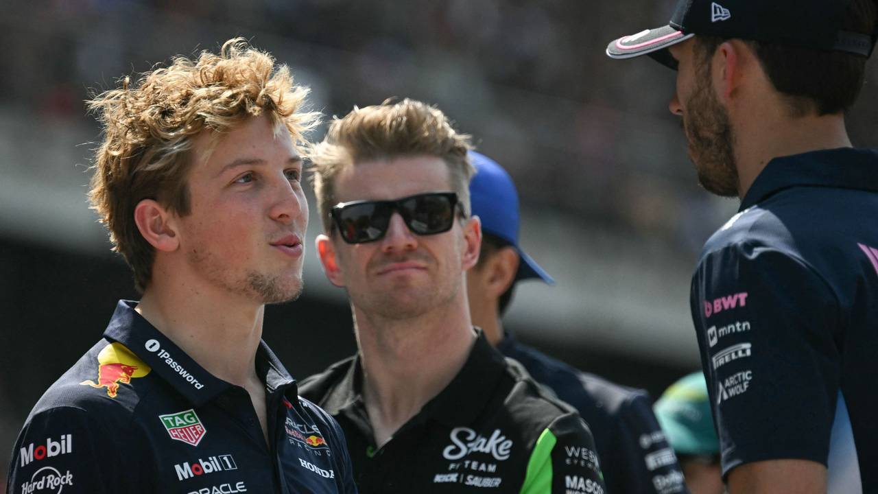 Liam Lawson spricht mit Pierre Gasly, im Hintergrund lauscht Nico Hülkenberg.