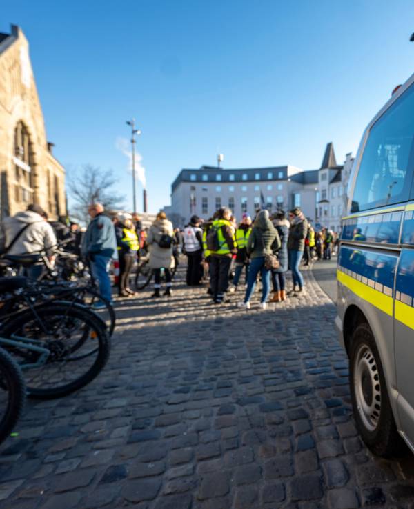Die Polizei vor dem Hauptbahnhof in Bielefeld (Symbolbild): Als die Türen eines Busses sich schließen, stürzt eine Frau und wird in Bielefeld von einem Bus überrollt.