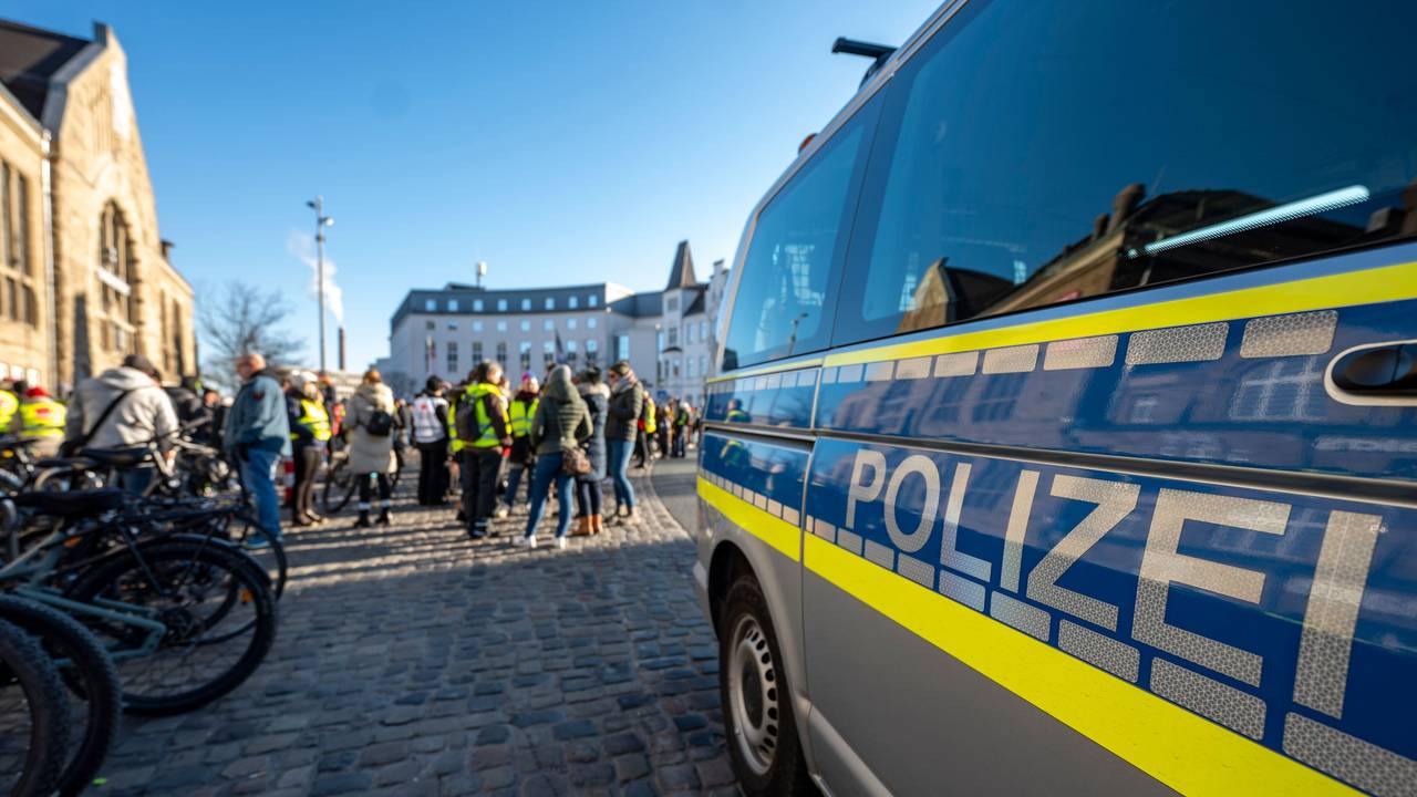 Die Polizei vor dem Hauptbahnhof in Bielefeld (Symbolbild): Als die Türen eines Busses sich schließen, stürzt eine Frau und wird in Bielefeld von einem Bus überrollt.